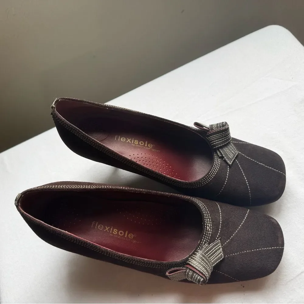 Y2K Rare Flexisole Pumps with a Bow Tie accent and a kitten heel style. size 7
